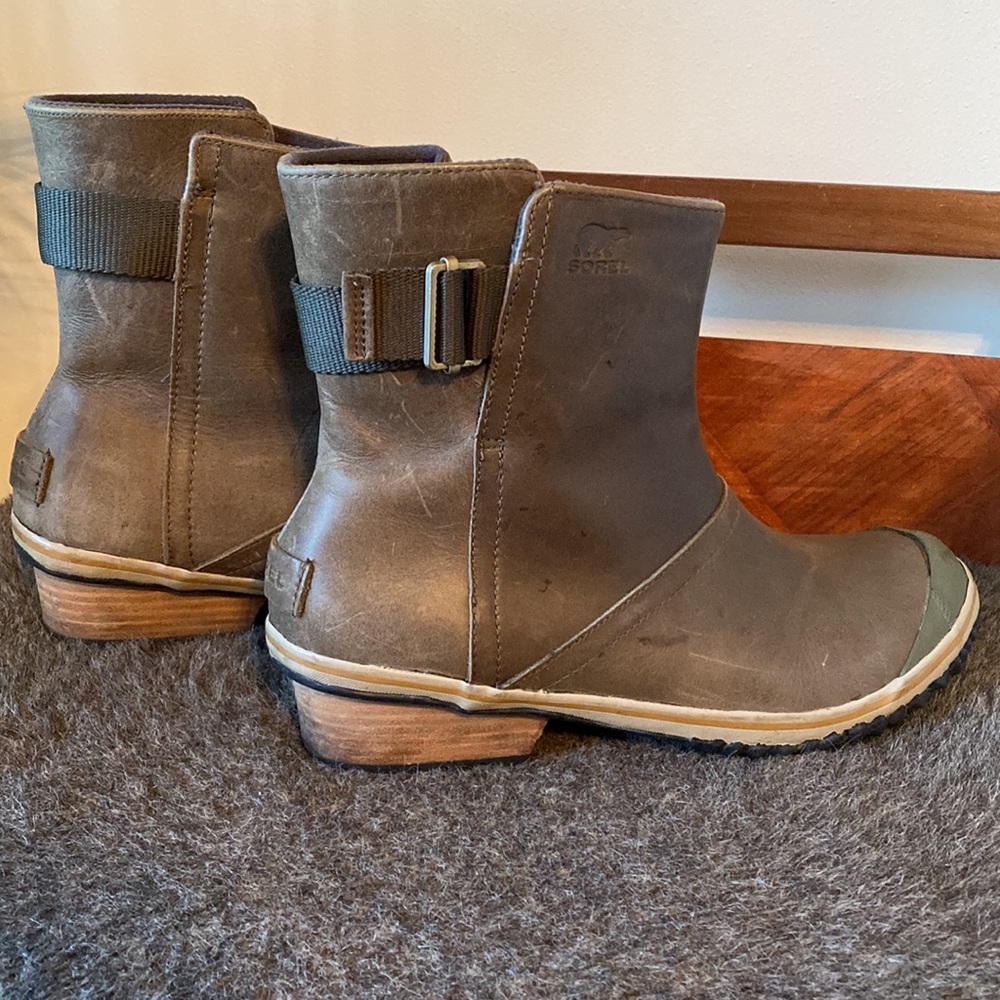 Sorel Waterproof pull on slim boot olive green size 11